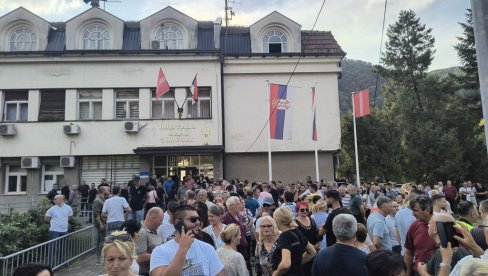 НАРОД СЕ ВЕЋ ОКУПИО: Вучић данас разговара са грађанима у Малом Зворнику (ФОТО) НАРОД СЕ ВЕЋ ОКУПИО: Вучић данас разговара са грађанима у Малом Зворнику (ФОТО)