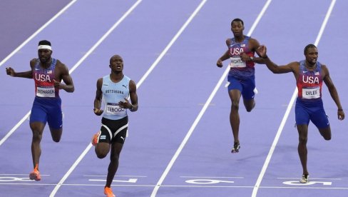 CELA ZEMLJA NA NOGAMA: Postao je prvi olimpijski šampion iz svoje države, i to na 200 metara - evo kakav doček mu je priređen (VIDEO) CELA ZEMLJA NA NOGAMA: Postao je prvi olimpijski šampion iz svoje države, i to na 200 metara - evo kakav doček mu je priređen (VIDEO)