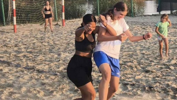 ДАМЕ ИГРАЈУ ФУДБАЛ НА ПЕСКУ: ЖФК Пролетер из Зрењанина има необичне припреме ДАМЕ ИГРАЈУ ФУДБАЛ НА ПЕСКУ: ЖФК Пролетер из Зрењанина има необичне припреме