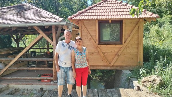 НОВА ПОТОЧАРА ПО ДЕДИНОМ РЕЦЕПТУ: Зоран и Душица, са сином Богданом, настављају традицију домаћина Стојана НОВА ПОТОЧАРА ПО ДЕДИНОМ РЕЦЕПТУ: Зоран и Душица, са сином Богданом, настављају традицију домаћина Стојана