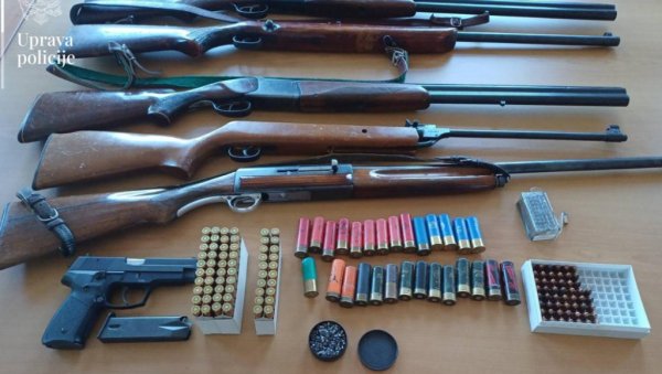 ПОЛИЦИЈСКА АКЦИЈА НА ЦЕТИЊУ: Пронађена већа количина оружја и муниције ПОЛИЦИЈСКА АКЦИЈА НА ЦЕТИЊУ: Пронађена већа количина оружја и муниције