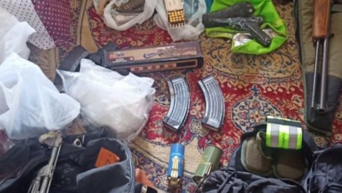 ĆUPRIČANKA POSEDOVALA ARSENAL ORUŽJA: Policija pronašla i poluautomatsku pušku (FOTO) ĆUPRIČANKA POSEDOVALA ARSENAL ORUŽJA: Policija pronašla i poluautomatsku pušku (FOTO)