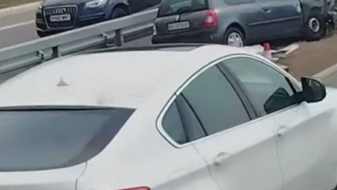 AUTO PROBIO BANKINU, PREDNJI DEO VOZILA POTPUNO ZGUŽVAN: Jeziva saobraćajka na petlji Pojate, u smeru ka Nišu (VIDEO) AUTO PROBIO BANKINU, PREDNJI DEO VOZILA POTPUNO ZGUŽVAN: Jeziva saobraćajka na petlji Pojate, u smeru ka Nišu (VIDEO)