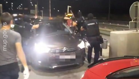 POLICIJA, IZAĐI NAPOLJE Ovako je pao Nišlija koji je prevozio kokain, uhapšen na naplatnoj rampi (VIDEO) POLICIJA, IZAĐI NAPOLJE Ovako je pao Nišlija koji je prevozio kokain, uhapšen na naplatnoj rampi (VIDEO)