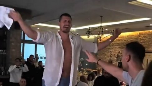 ŠTA ĆE REĆI AMERIKANCI?! Snimak koji će obići planetu: Nikola Jokić se raskopčao, pa zapevao na sav glas baš ovu pesmu! (VIDEO) ŠTA ĆE REĆI AMERIKANCI?! Snimak koji će obići planetu: Nikola Jokić se raskopčao, pa zapevao na sav glas baš ovu pesmu! (VIDEO)