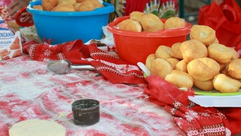 U IĐOŠU KOD KIKINDE ODRŽANO SEDMO IZDANJE TRADICIONALNE GASTRONOMSKE MANIFESTACIJE Dan sela uz 1.000 krofni U IĐOŠU KOD KIKINDE ODRŽANO SEDMO IZDANJE TRADICIONALNE GASTRONOMSKE MANIFESTACIJE Dan sela uz 1.000 krofni