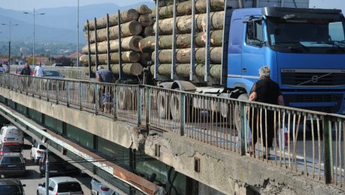 TERTNJACI IGNORIŠU ZABRANU: Oštećen stari most preko Ibra u Kraljevu TERTNJACI IGNORIŠU ZABRANU: Oštećen stari most preko Ibra u Kraljevu