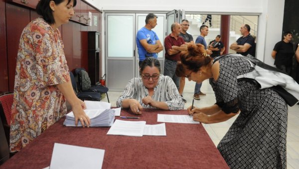 ПОДСТИЦАЈИ КРАЉЕВАЧКИМ ПОЉОПРИВРЕДНИЦИМА ИЗ ГРАДСКЕ КАСЕ Замајац за 144 газдинства ПОДСТИЦАЈИ КРАЉЕВАЧКИМ ПОЉОПРИВРЕДНИЦИМА ИЗ ГРАДСКЕ КАСЕ Замајац за 144 газдинства