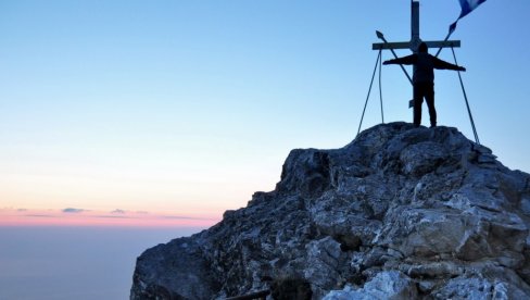 ŽUDE DA VIDE I OSETE BOŽANSKU SVETLOST: Kolone hodočasnika danas kreću ka Preobraženskom vrhu Atosa ŽUDE DA VIDE I OSETE BOŽANSKU SVETLOST: Kolone hodočasnika danas kreću ka Preobraženskom vrhu Atosa