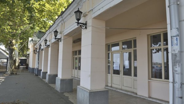 КИРИЈУ ПЛАЋА - ХУМАНИТАРНА АКЦИЈА: Уметничка галерија Стара капетанија принуђена да продаје дела из фундуса да би измирила обавезе КИРИЈУ ПЛАЋА - ХУМАНИТАРНА АКЦИЈА: Уметничка галерија Стара капетанија принуђена да продаје дела из фундуса да би измирила обавезе