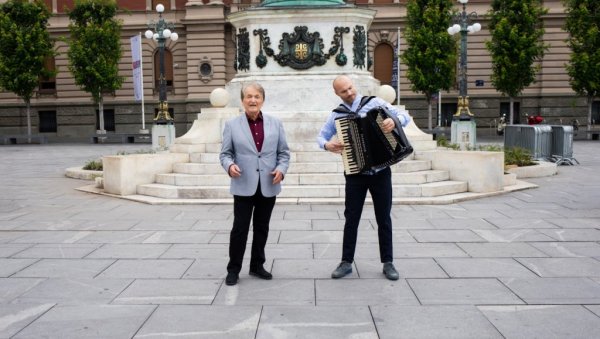 ОВО ЈЕ ПЕСМА КОЈА ЋЕ СЕ ПЕВАТИ У СКАДАРЛИЈИ: Отпевао ју је Недељко Билкић, стихове је написао Добрица Ерић, а посвећена је Београду ОВО ЈЕ ПЕСМА КОЈА ЋЕ СЕ ПЕВАТИ У СКАДАРЛИЈИ: Отпевао ју је Недељко Билкић, стихове је написао Добрица Ерић, а посвећена је Београду