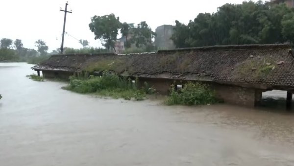 КАТАСТРОФА НА ХИМАЛАЈИМА: Услед јаких поплава, непалско село поплављено, куће потпуно уништене КАТАСТРОФА НА ХИМАЛАЈИМА: Услед јаких поплава, непалско село поплављено, куће потпуно уништене