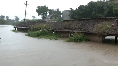 KATASTROFA NA HIMALAJIMA: Usled jakih poplava, nepalsko selo poplavljeno, kuće potpuno uništene KATASTROFA NA HIMALAJIMA: Usled jakih poplava, nepalsko selo poplavljeno, kuće potpuno uništene