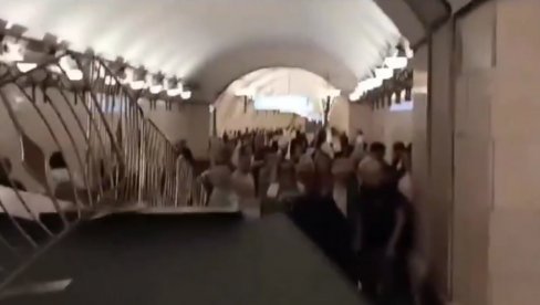 DRAMA U MOSKVI: Na metro stanici aktivirana vrata za nuklearno sklonište (VIDEO) DRAMA U MOSKVI: Na metro stanici aktivirana vrata za nuklearno sklonište (VIDEO)