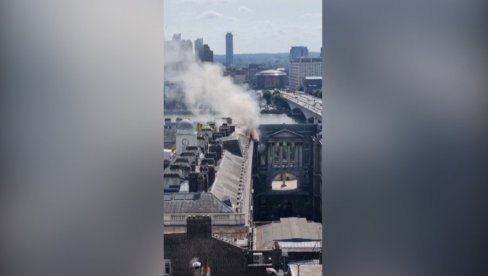STRAVIČAN POŽAR U CENTRU LONDONA: Gori poznata galerija, više od sto vatrogasaca na terenu (FOTO) STRAVIČAN POŽAR U CENTRU LONDONA: Gori poznata galerija, više od sto vatrogasaca na terenu (FOTO)