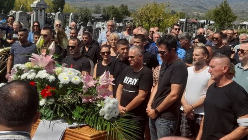 UZ ZVUKE PESME „A SAD ADIO“ SINIŠA PAVIĆ ISPRAĆEN U VEČNOST: Potresni detalji sa sahrane UZ ZVUKE PESME „A SAD ADIO“ SINIŠA PAVIĆ ISPRAĆEN U VEČNOST: Potresni detalji sa sahrane