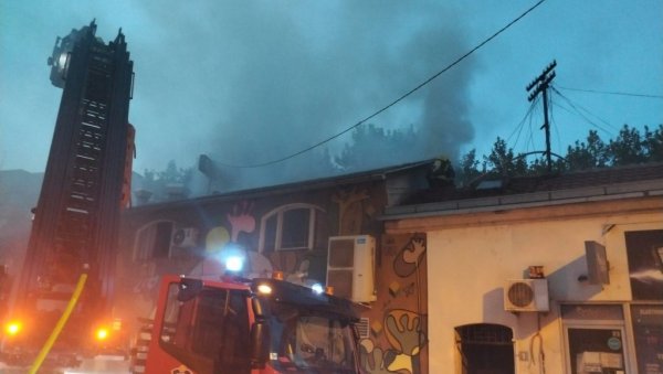 ВЕЛИКИ ПОЖАР ЗАХВАТИО ПОЗНАТИ РЕСТОРАН: Ватрогасци гасе ватру, која се проширила на суседне зграде (ФОТО) ВЕЛИКИ ПОЖАР ЗАХВАТИО ПОЗНАТИ РЕСТОРАН: Ватрогасци гасе ватру, која се проширила на суседне зграде (ФОТО)