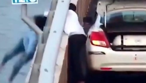 POGLEDAJTE - TRENUTAK NA GRANICI ŽIVOTA I SMRTI: Taksista u poslednji čas uhvatio ženu za kosu koja pada sa mosta (VIDEO) POGLEDAJTE - TRENUTAK NA GRANICI ŽIVOTA I SMRTI: Taksista u poslednji čas uhvatio ženu za kosu koja pada sa mosta (VIDEO)