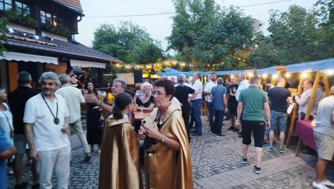 „VINSKA PROMENADA“ U PARAĆINU: Za popularnu manifestaciju prijavljivanje u toku „VINSKA PROMENADA“ U PARAĆINU: Za popularnu manifestaciju prijavljivanje u toku