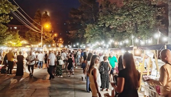 ВЕЛИКИ ПРОБОЈ ДОМАЋИХ СОРТИ: Осмо издање Винске променаде окупило у Параћину 33 излагача и бројне посетиоце (ФОТО) ВЕЛИКИ ПРОБОЈ ДОМАЋИХ СОРТИ: Осмо издање Винске променаде окупило у Параћину 33 излагача и бројне посетиоце (ФОТО)