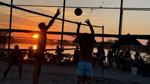 ODBOJKA NA VRELOM PESKU NA PLAŽI: Peskara, banatska Kopakabana ODBOJKA NA VRELOM PESKU NA PLAŽI: Peskara, banatska Kopakabana