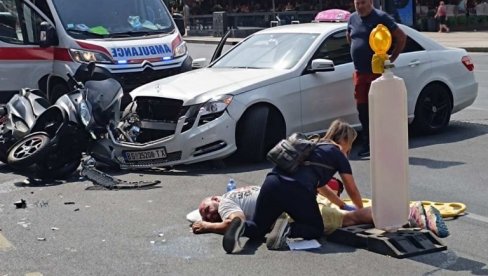 (UZNEMIRUJUĆE) TEŽAK SUDAR MOTORISTE I TAKSI VOZILA: Saobraćaj u prekidu ka Trgu Republike (FOTO) (UZNEMIRUJUĆE) TEŽAK SUDAR MOTORISTE I TAKSI VOZILA: Saobraćaj u prekidu ka Trgu Republike (FOTO)
