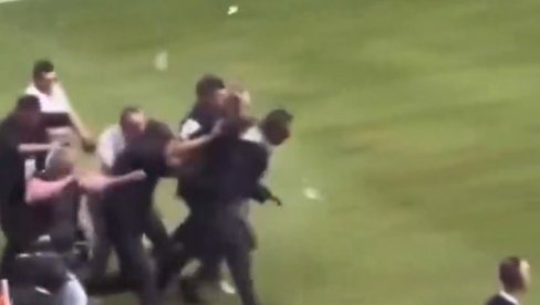 TADIĆ I MURINJO OSTALI ZAPANJENI: Predsednik Fenerbahčea nasred terena zasut flašama, pa udaren s leđa - totalni haos! (VIDEO) TADIĆ I MURINJO OSTALI ZAPANJENI: Predsednik Fenerbahčea nasred terena zasut flašama, pa udaren s leđa - totalni haos! (VIDEO)