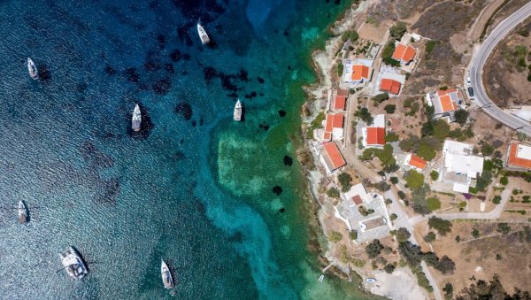 ГДЕ ГРЦИ ИДУ НА МОРЕ? Становници најпопуларније летње дестинације се на овом острву крију од врућине ГДЕ ГРЦИ ИДУ НА МОРЕ? Становници најпопуларније летње дестинације се на овом острву крију од врућине