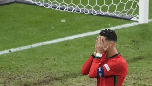 POGODIO NAVIJAČA, RAZBIO MU TELEFON: Hteo da snimi Ronaldov gol, pa opasno nastradao (VIDEO) POGODIO NAVIJAČA, RAZBIO MU TELEFON: Hteo da snimi Ronaldov gol, pa opasno nastradao (VIDEO)