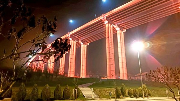 САОБРАЋАЈНА НЕЗГОДА НА МОСТУ: Бајкер тешко повређен САОБРАЋАЈНА НЕЗГОДА НА МОСТУ: Бајкер тешко повређен