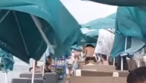 DRAMATIČNO NA ADI CIGANLIJI: Kupači dele snimke - Stiglo nevreme, počeo jak vetar (VIDEO) DRAMATIČNO NA ADI CIGANLIJI: Kupači dele snimke - Stiglo nevreme, počeo jak vetar (VIDEO)