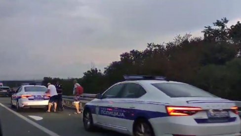 SNIMAK SA MESTA NESREĆE: Zatvoren saobraćaj na Obilaznici oko Beograda - Među povređenima i dete (VIDEO) SNIMAK SA MESTA NESREĆE: Zatvoren saobraćaj na Obilaznici oko Beograda - Među povređenima i dete (VIDEO)