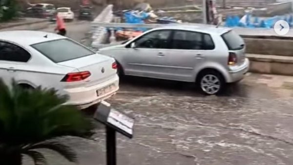 СНАЖНО НЕВРЕМЕ СЕ СРУЧИЛО НА ЦРНУ ГОРУ: Водене бујице на све стране, ситуација на аеродрому драматична (ВИДЕО) СНАЖНО НЕВРЕМЕ СЕ СРУЧИЛО НА ЦРНУ ГОРУ: Водене бујице на све стране, ситуација на аеродрому драматична (ВИДЕО)