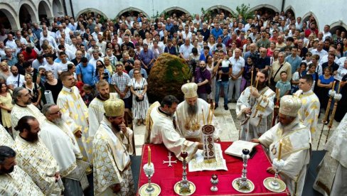 MIR I LJUBAV SU TEMELJ PREOBRAŽENJA U HRISTU: Patrijarh Porfirije služio liturgiju u manastiru Krki (FOTO) MIR I LJUBAV SU TEMELJ PREOBRAŽENJA U HRISTU: Patrijarh Porfirije služio liturgiju u manastiru Krki (FOTO)