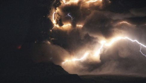 MUNJE I CRVENA LAVA: Kako je izgledala erupcija vulkana posle snažnog zemljotresa na Kamčatki (FOTO) MUNJE I CRVENA LAVA: Kako je izgledala erupcija vulkana posle snažnog zemljotresa na Kamčatki (FOTO)