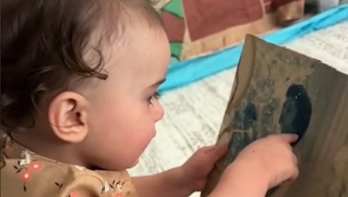 ДЕВОЈЧИЦА ГЛЕДАЛА СЛИКУ ПОКОЈНЕ БАКЕ: Мајка се следила кад је чула шта је рекла (ВИДЕО) ДЕВОЈЧИЦА ГЛЕДАЛА СЛИКУ ПОКОЈНЕ БАКЕ: Мајка се следила кад је чула шта је рекла (ВИДЕО)