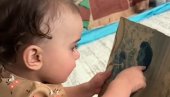 ДЕВОЈЧИЦА ГЛЕДАЛА СЛИКУ ПОКОЈНЕ БАКЕ: Мајка се следила кад је чула шта је рекла (ВИДЕО) ДЕВОЈЧИЦА ГЛЕДАЛА СЛИКУ ПОКОЈНЕ БАКЕ: Мајка се следила кад је чула шта је рекла (ВИДЕО)