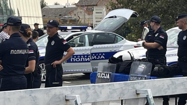 НАДУВАН ВОЗИО ОПЕЛ: Акција полиције У Зрењанину НАДУВАН ВОЗИО ОПЕЛ: Акција полиције У Зрењанину