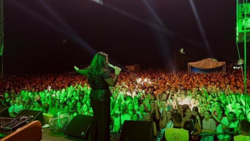 KRUNISALI JE NA KONCERTU: Dragana Mirković doživela nešto o čemu mnogi mogu samo da sanjaju (FOTO) KRUNISALI JE NA KONCERTU: Dragana Mirković doživela nešto o čemu mnogi mogu samo da sanjaju (FOTO)
