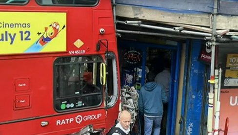 ХОРОР НА ВЕСТ ЕНДУ: Градски аутобус ударио право у чувено лондонско позориште ХОРОР НА ВЕСТ ЕНДУ: Градски аутобус ударио право у чувено лондонско позориште