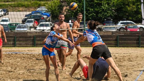 NAJBOLJE TREĆE POLUVREME IZ RUME: U Banji Koviljači, između Drine i Gučeva, održan turnir u odbojci na pesku NAJBOLJE TREĆE POLUVREME IZ RUME: U Banji Koviljači, između Drine i Gučeva, održan turnir u odbojci na pesku