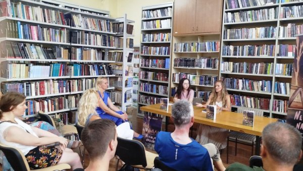 РОМАН ПРВЕНАЦ МАЈЕ МАРКОВИЋ: Промоција „Невидљивог наслеђа“ у параћинској библиотеци (ФОТО) РОМАН ПРВЕНАЦ МАЈЕ МАРКОВИЋ: Промоција „Невидљивог наслеђа“ у параћинској библиотеци (ФОТО)