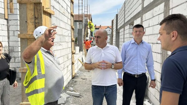 УРАЂЕНИ СВИ ГРУБИ РАДОВИ: Бранислав Шушница ненајављено посетио градилиште Дневног боравка за децу са сметњама у развоју у Бачкој Паланци УРАЂЕНИ СВИ ГРУБИ РАДОВИ: Бранислав Шушница ненајављено посетио градилиште Дневног боравка за децу са сметњама у развоју у Бачкој Паланци