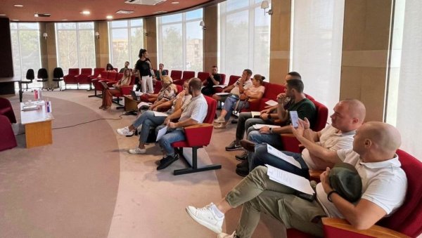 ПОДРШКА ПРИВРЕДНИЦИМА И ПРЕДУЗЕТНИЦИМА: У Параћину представљени програми Министарства привреде и Фонда за развој ПОДРШКА ПРИВРЕДНИЦИМА И ПРЕДУЗЕТНИЦИМА: У Параћину представљени програми Министарства привреде и Фонда за развој