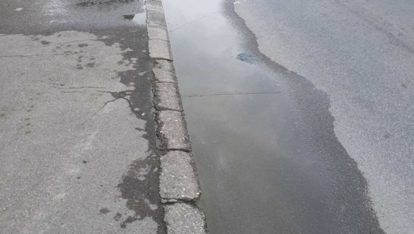 НЕМАР У ЦЕНТРУ ВАРОШИЦЕ ЛЕШНИЦЕ: Вода цури 12 дана НЕМАР У ЦЕНТРУ ВАРОШИЦЕ ЛЕШНИЦЕ: Вода цури 12 дана