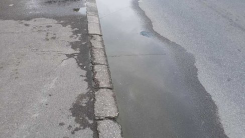 НЕМАР У ЦЕНТРУ ВАРОШИЦЕ ЛЕШНИЦЕ: Вода цури 12 дана НЕМАР У ЦЕНТРУ ВАРОШИЦЕ ЛЕШНИЦЕ: Вода цури 12 дана