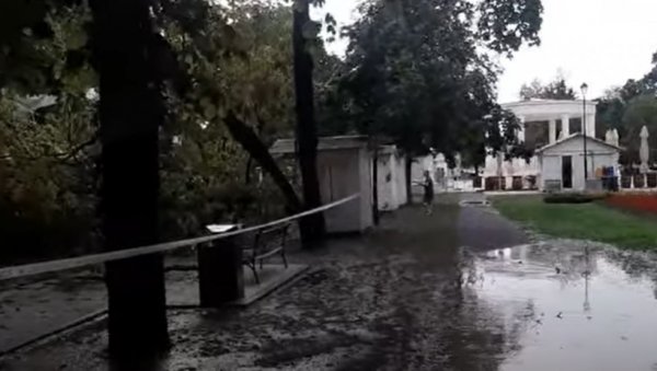 ВЕТАР ЧУПАО СТАБЛА, УЛУЦЕ ПОПЛАВЉЕНЕ: Снажно невреме протутњало Хрватском, екипе на терену (ВИДЕО) ВЕТАР ЧУПАО СТАБЛА, УЛУЦЕ ПОПЛАВЉЕНЕ: Снажно невреме протутњало Хрватском, екипе на терену (ВИДЕО)