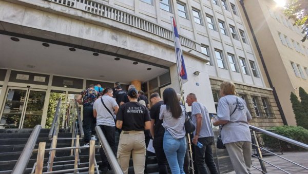 УРОШ БЛАЖИЋ ДАНАС ПРВИ ПУТ ЈАВНО О МАСАКРУ: Одвојен непробојним стаклом - пред породицама убијених говори о злочину (ФОТО) УРОШ БЛАЖИЋ ДАНАС ПРВИ ПУТ ЈАВНО О МАСАКРУ: Одвојен непробојним стаклом - пред породицама убијених говори о злочину (ФОТО)
