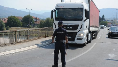 KAZNE NESAVESNIM VOZAČIMA: Pojedine kamiondžije i dalje koriste stari most preko Ibra u Kraljevu KAZNE NESAVESNIM VOZAČIMA: Pojedine kamiondžije i dalje koriste stari most preko Ibra u Kraljevu
