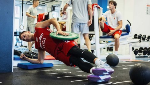 MILOŠ TEODOSIĆ NE ZNA ŠTA GA JE SNAŠLO: Nesvakidašnja situacija na pripremama KK Crvena zvezda (FOTO) MILOŠ TEODOSIĆ NE ZNA ŠTA GA JE SNAŠLO: Nesvakidašnja situacija na pripremama KK Crvena zvezda (FOTO)